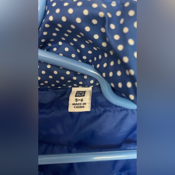 Uniqlo Girls Blue with White Polka Dots Puffer Jacket Size 5-6 - Picture 7 of 8